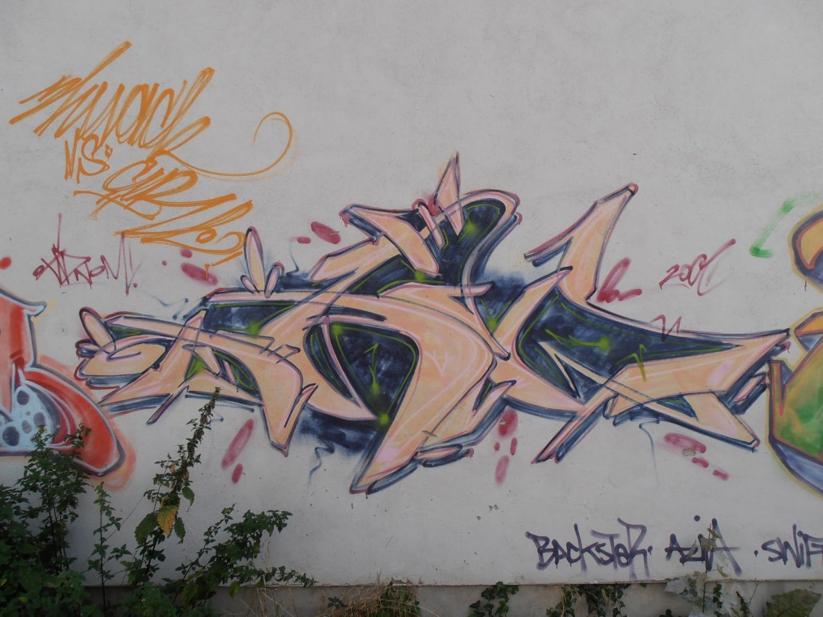 Graffiti Bombing in Weimar - Photo by hainz107 - nom, crew