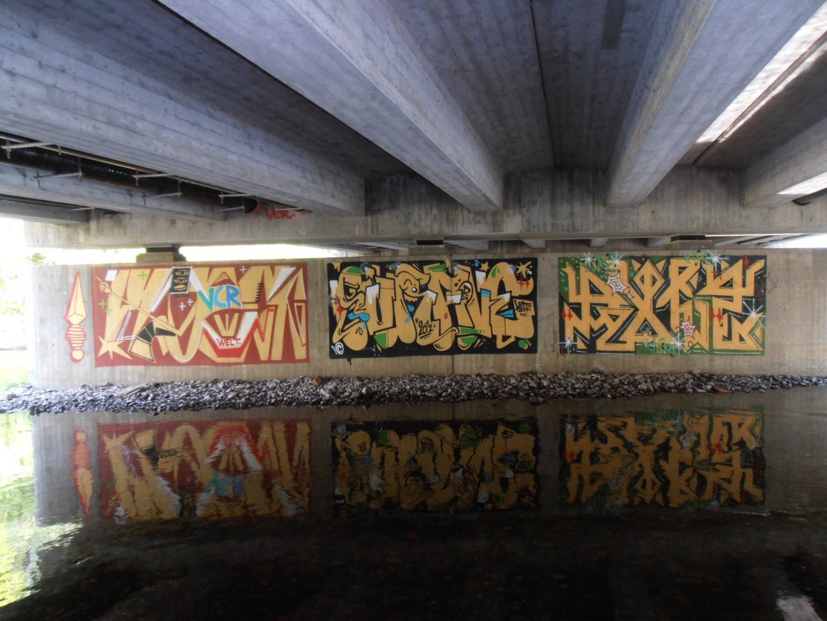 Graffiti Bombing in Erfurt - Photo by hainz107 - plueck, surf, surfive