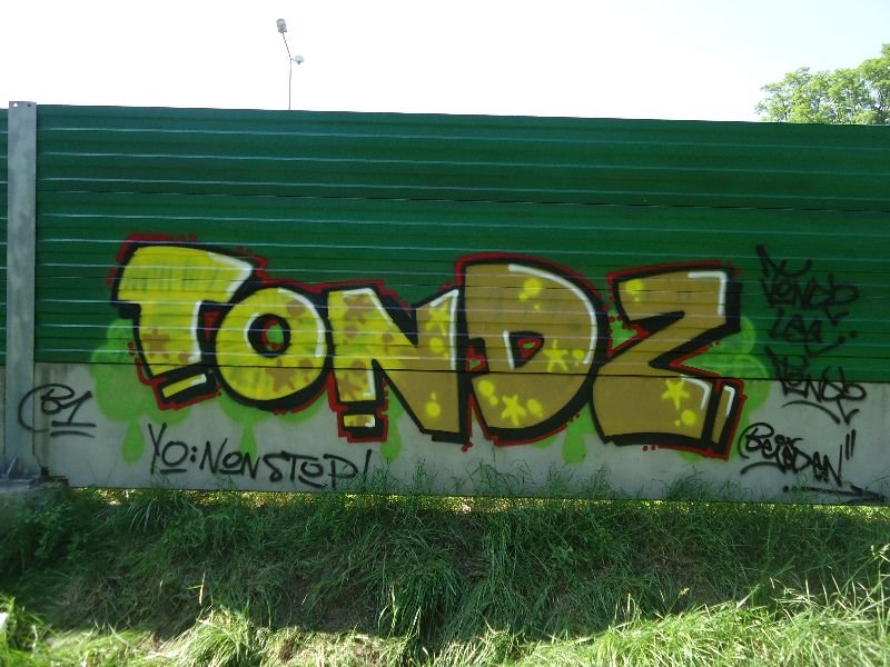 Graffiti Bombing in Warsaw - Photo by hanzo122 - TondzleeTondz (2013)