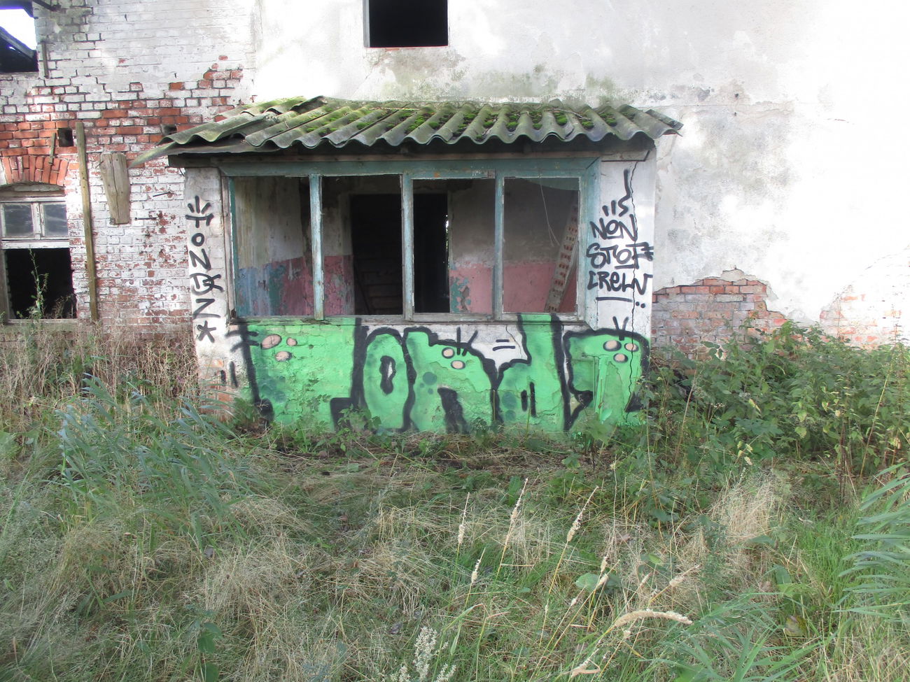 Graffiti Wall - Photo by hanzo122 - T.. (2017)