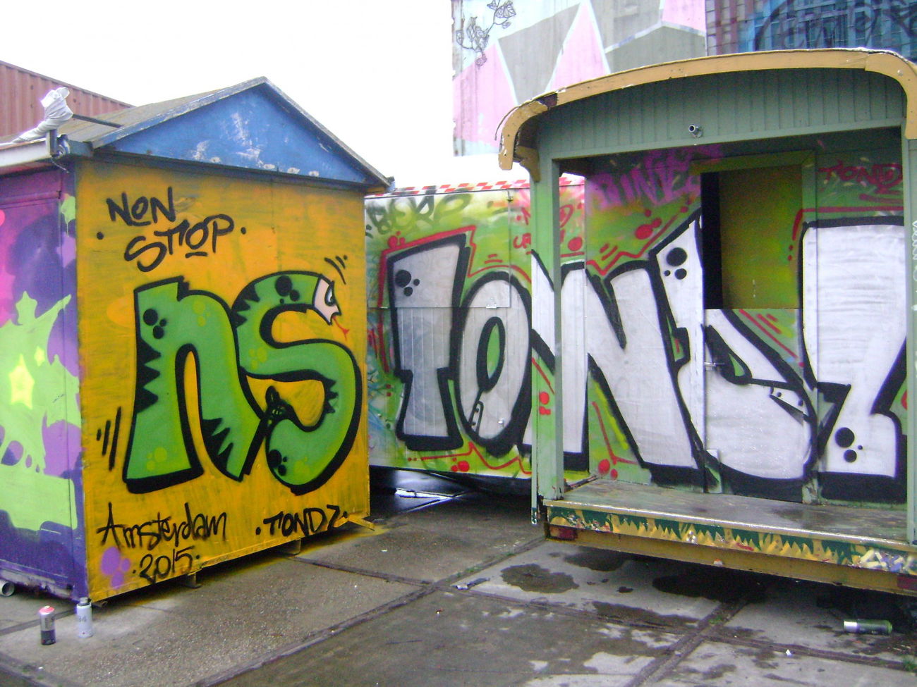 Graffiti Bombing in Amsterdam - Photo by hanzo122 - nesh, tondz (2015)