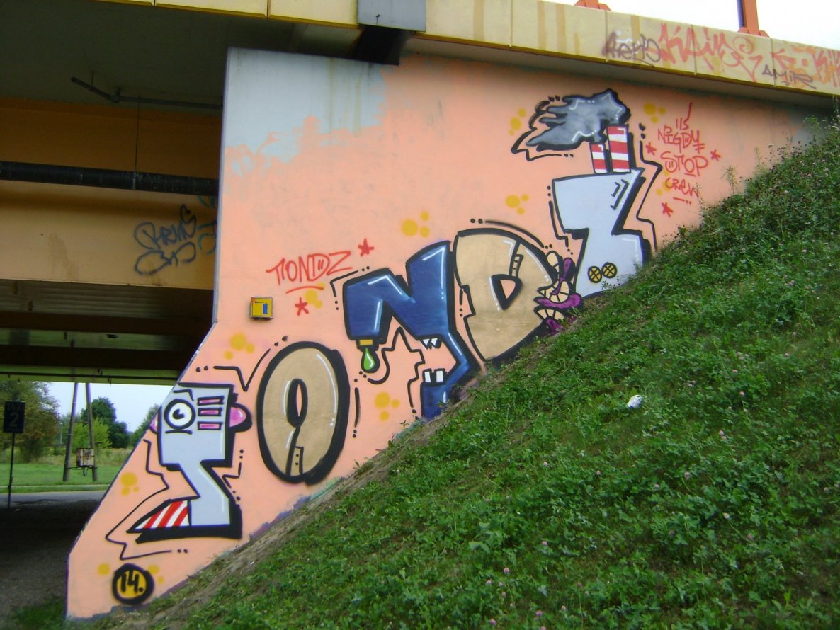 Graffiti Bombing in Warsaw - Photo by hanzo122 - ... (2014)