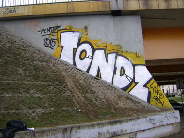 Graffiti Bombing in Warsaw - Photo by hanzo122 - notorious, TONDZ (2015)