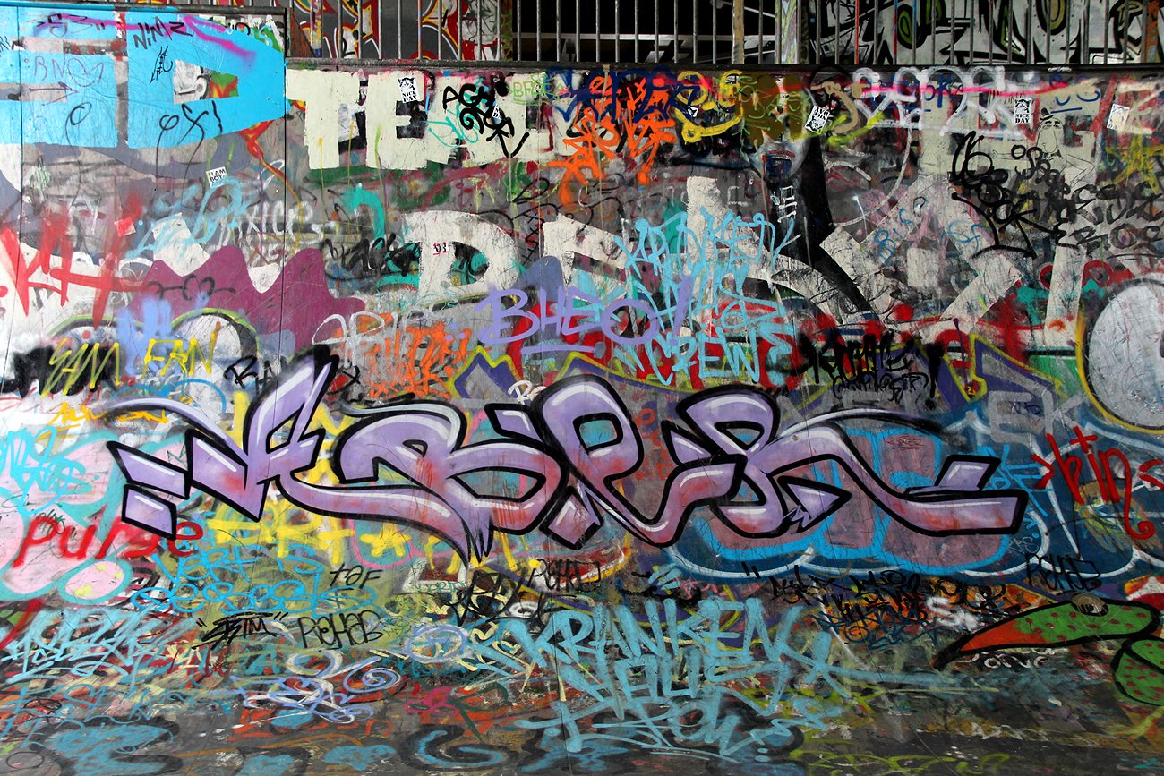 Graffiti Wall in Amsterdam - Photo by haudiesauraus - aber