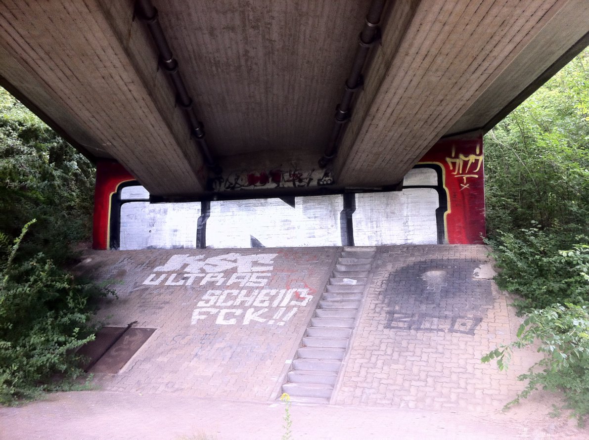 Graffiti Wall - Photo by haze13 - Ini (2014)