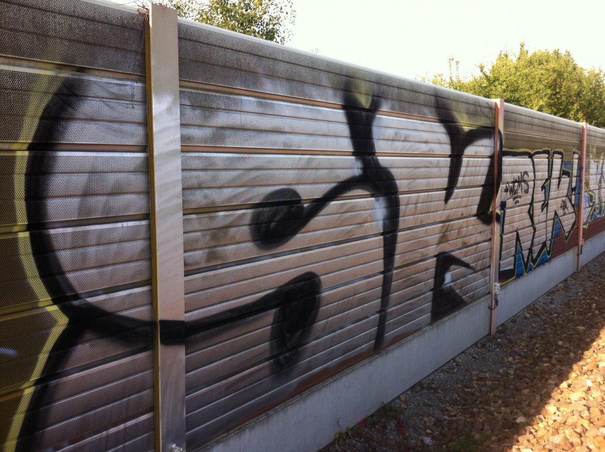 Graffiti Wall - Photo by haze13 - Sk, rek