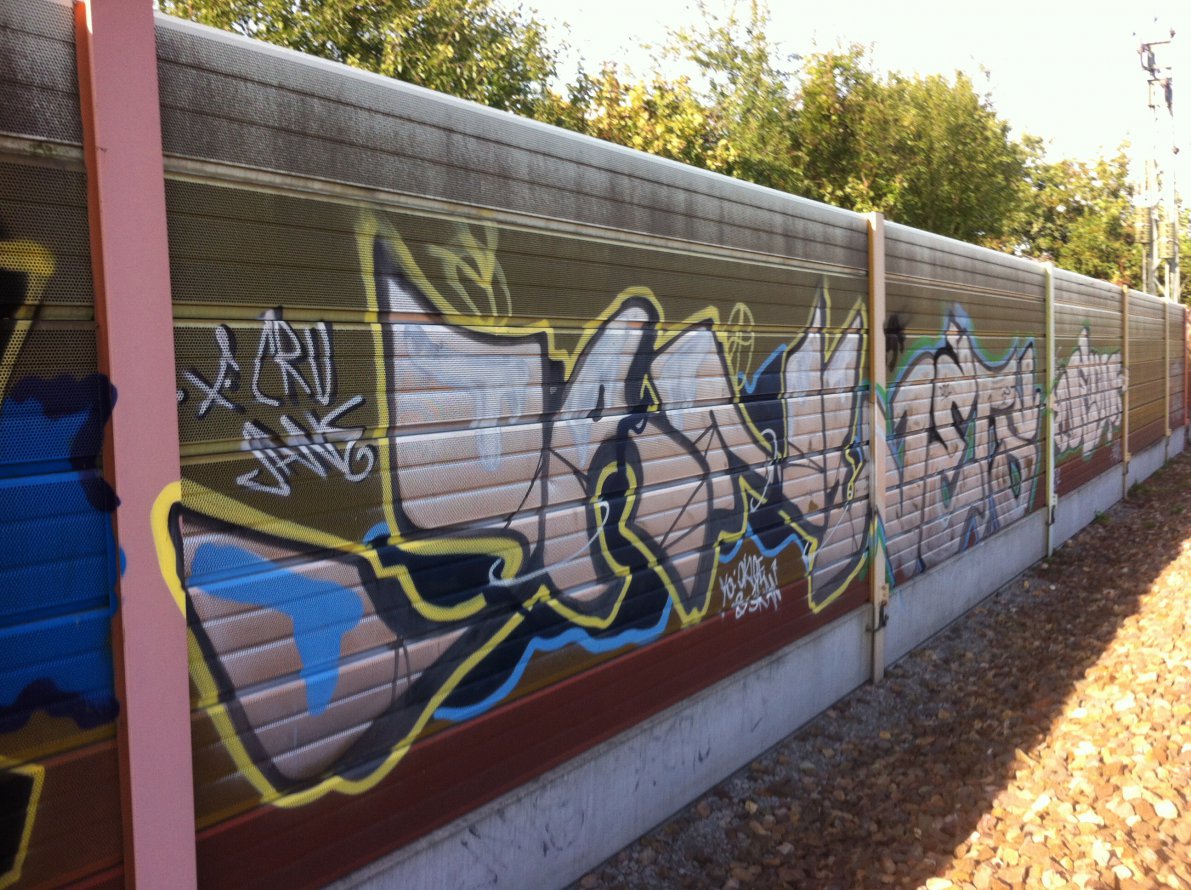 Graffiti Wall - Photo by haze13 - ?