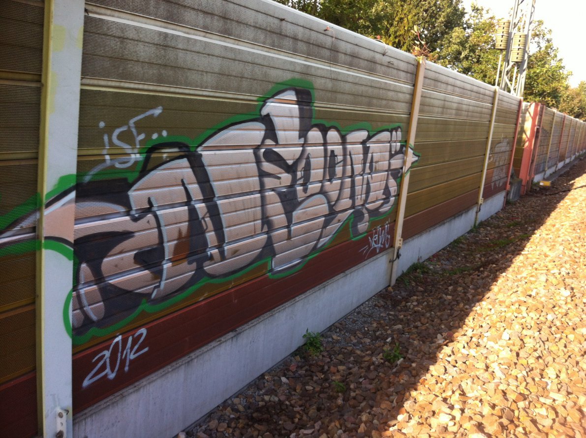 Graffiti Wall - Photo by haze13 - Neoom, isf (2012)