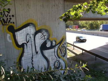 Graffiti Bombing - Photo by haze13 - Nö