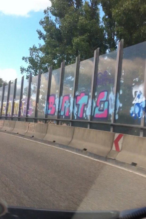 Graffiti Wall - Photo by haze13 - Bate (2014)