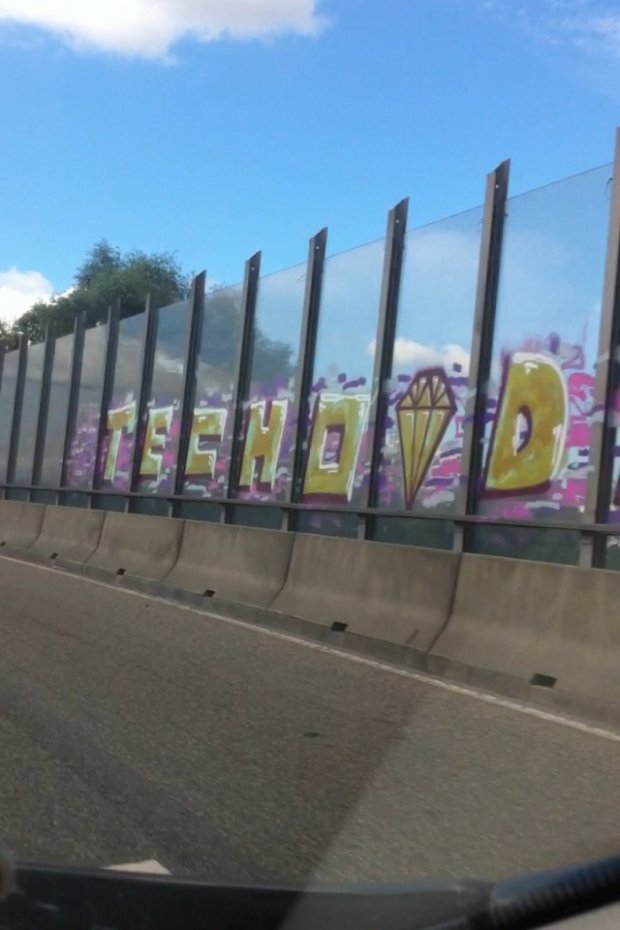 Graffiti Wall - Photo by haze13 - Techo (2014)