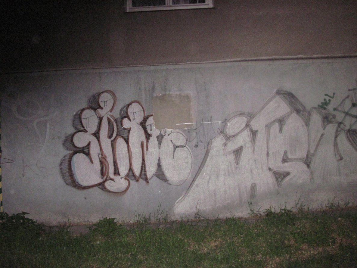 Graffiti Wall - Photo by hejkumkejkum - benc, itsh