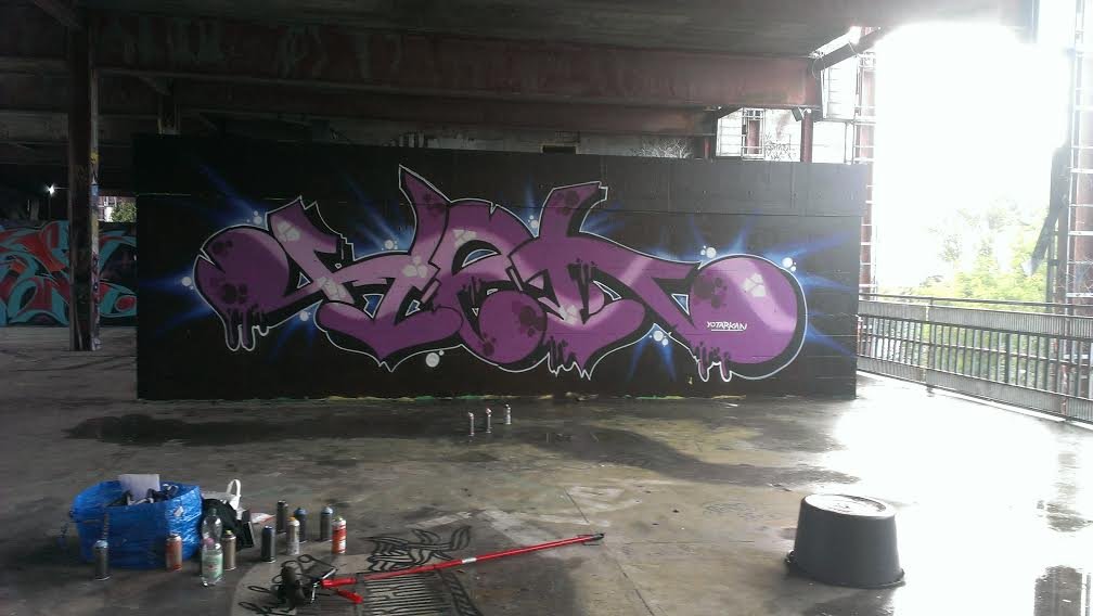 Graffiti Wall in Berlin - Photo by heks - heks (2014)