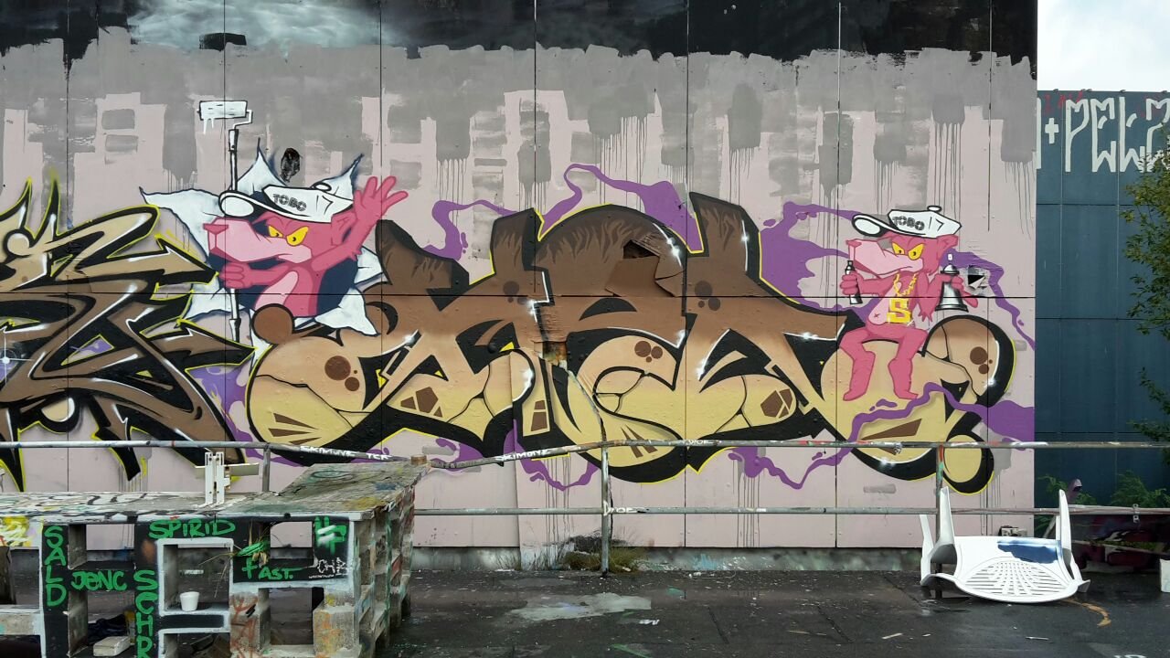 Graffiti Wall - Photo by heks