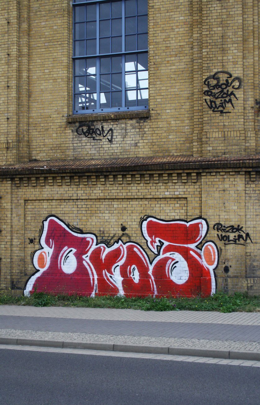 Graffiti Bombing in Leipzig - Photo by hermanos