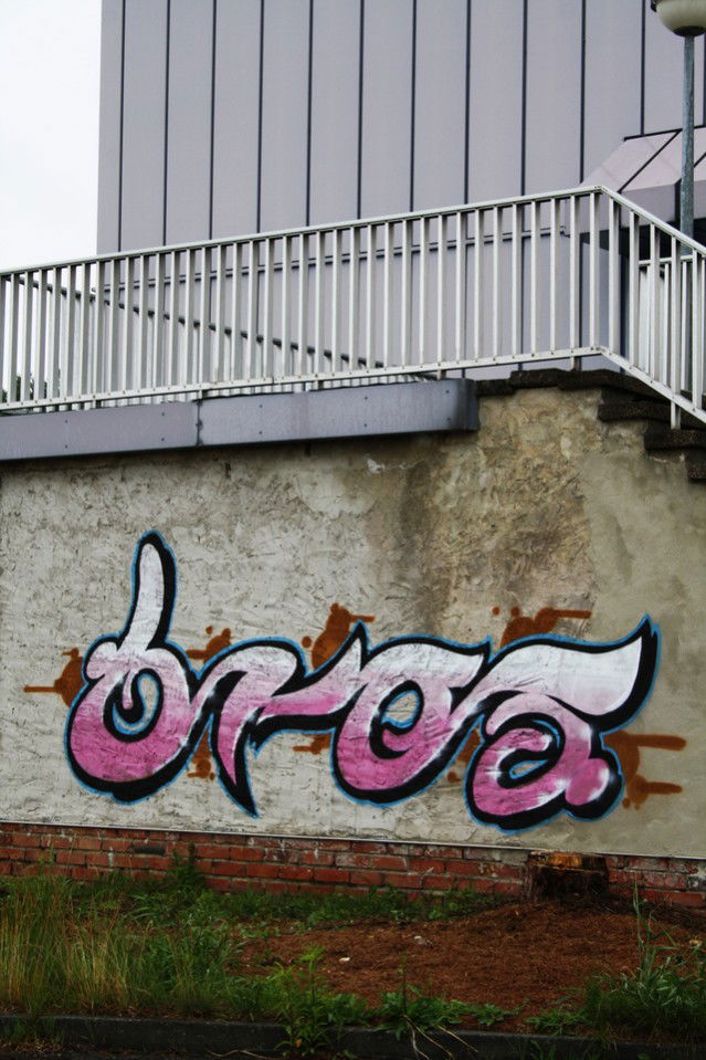 Graffiti Bombing in Leipzig - Photo by hermanos