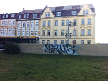 Graffiti Bombing in Leipzig - Photo by hermanos
