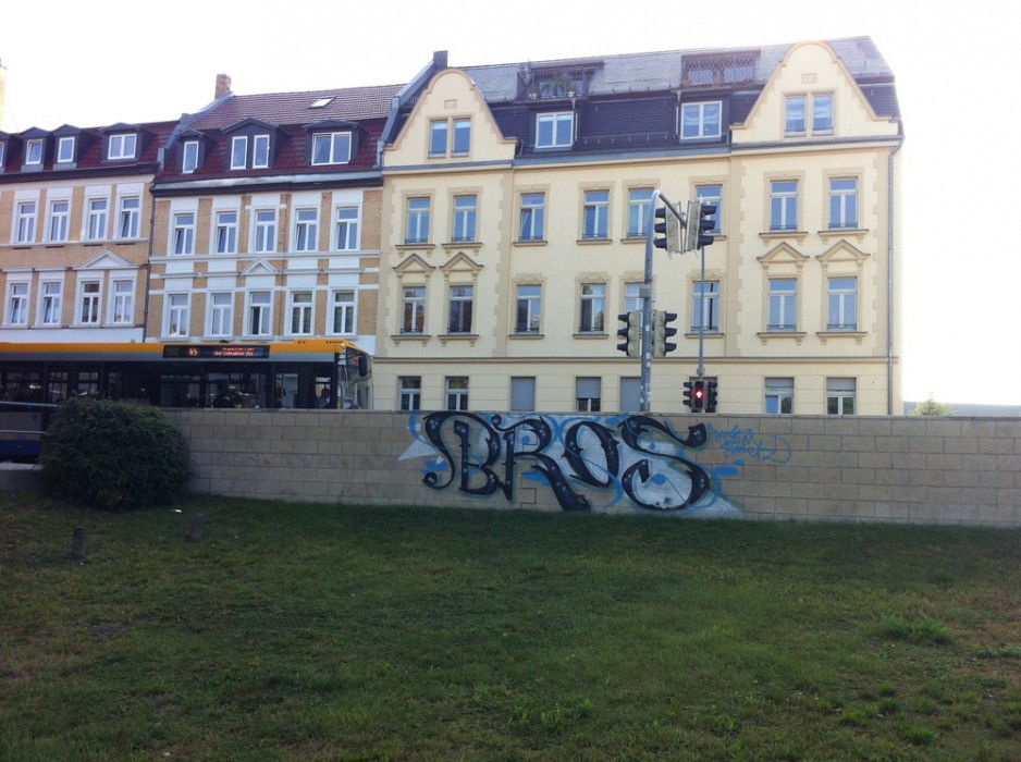 Graffiti Bombing in Leipzig - Photo by hermanos