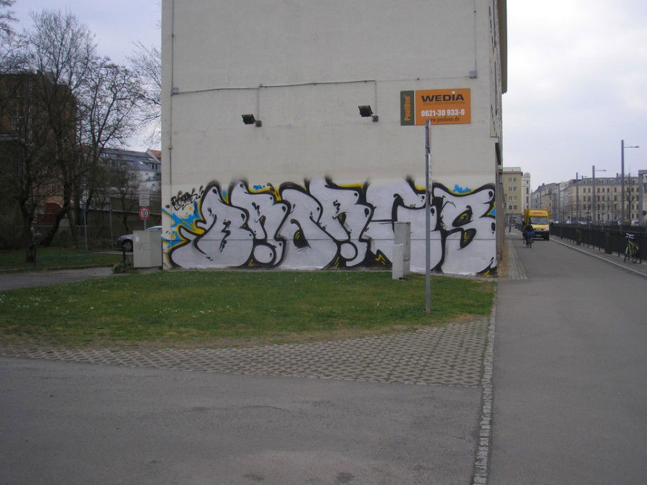 Graffiti Bombing in Leipzig - Photo by hermanos