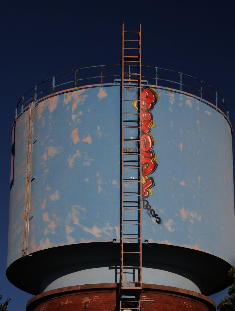 Graffiti Bombing in Leipzig - Photo by hermanos