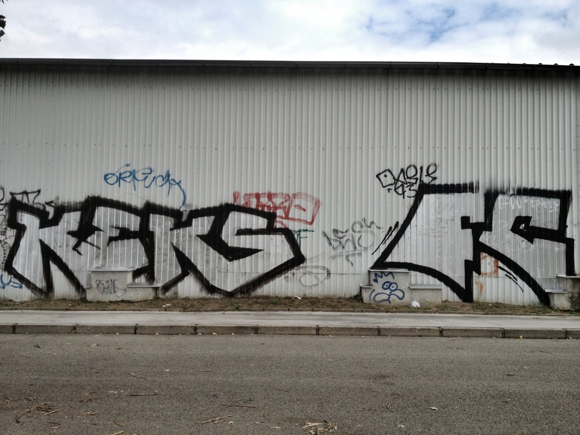 Graffiti Bombing in Brno - Photo by hi94 - Keks, fc (2013)