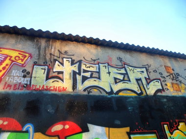 Graffiti Wall - Photo by honigfresser - teer (2015)