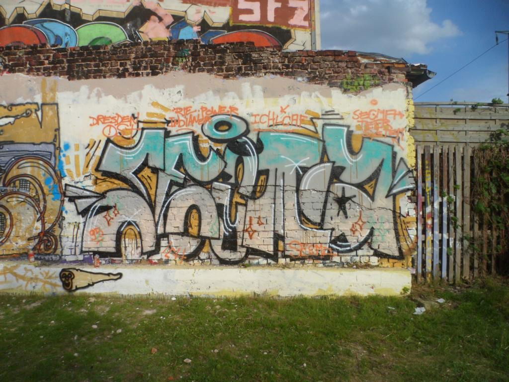 Graffiti Wall - Photo by honigfresser