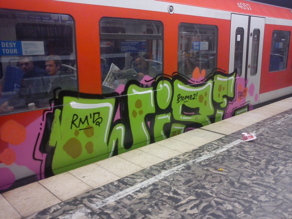 Graffiti Train - Photo by inittowinit - wise (2013)