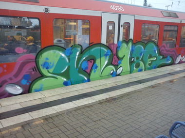 Graffiti Train - Photo by inittowinit - 180, sn (2013)