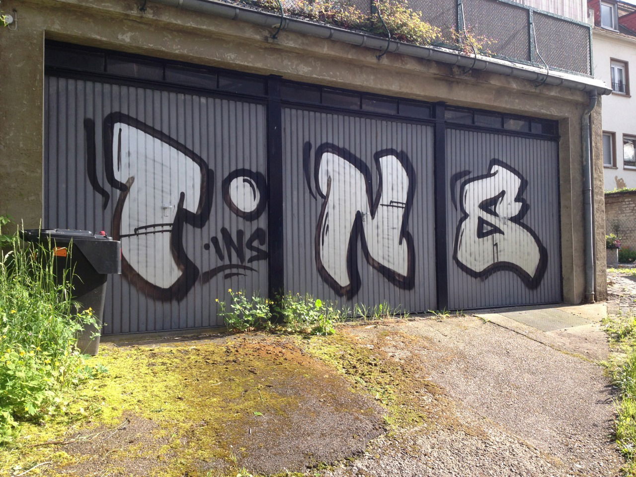 Graffiti Bombing - Photo by insvnez (2013)