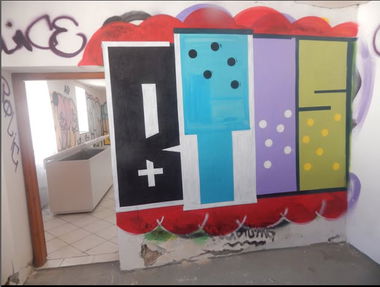 Graffiti Wall - Photo by iobe1