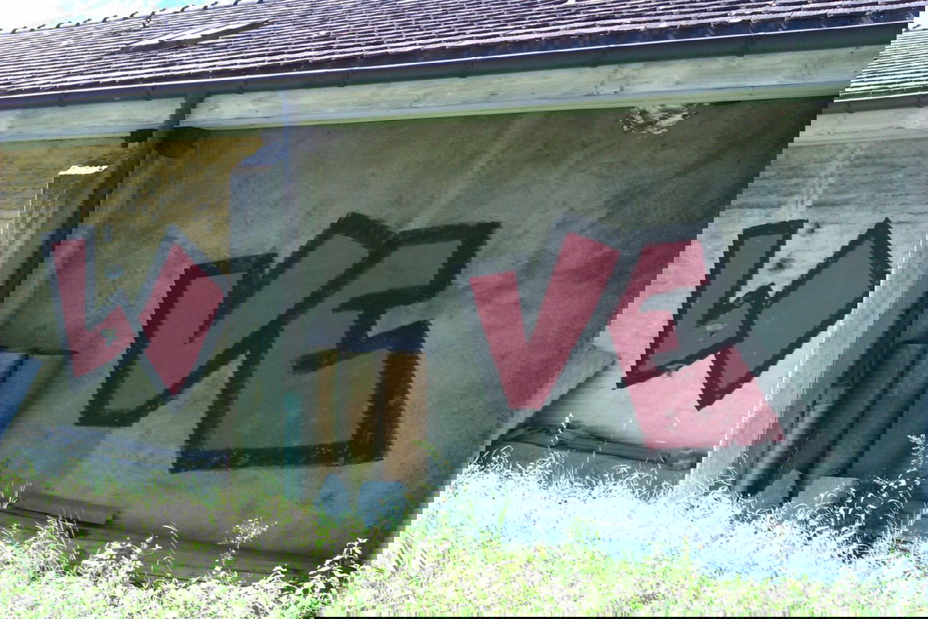 Graffiti Bombing in Flüelen - Photo by ion - love (2012)