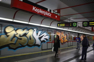 Graffiti Train - Photo by isok