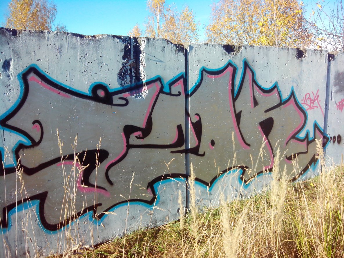 Graffiti Wall - Photo by izok (2013)