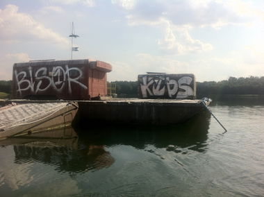 Graffiti Bombing - Photo by jakuza - alkopoligamia