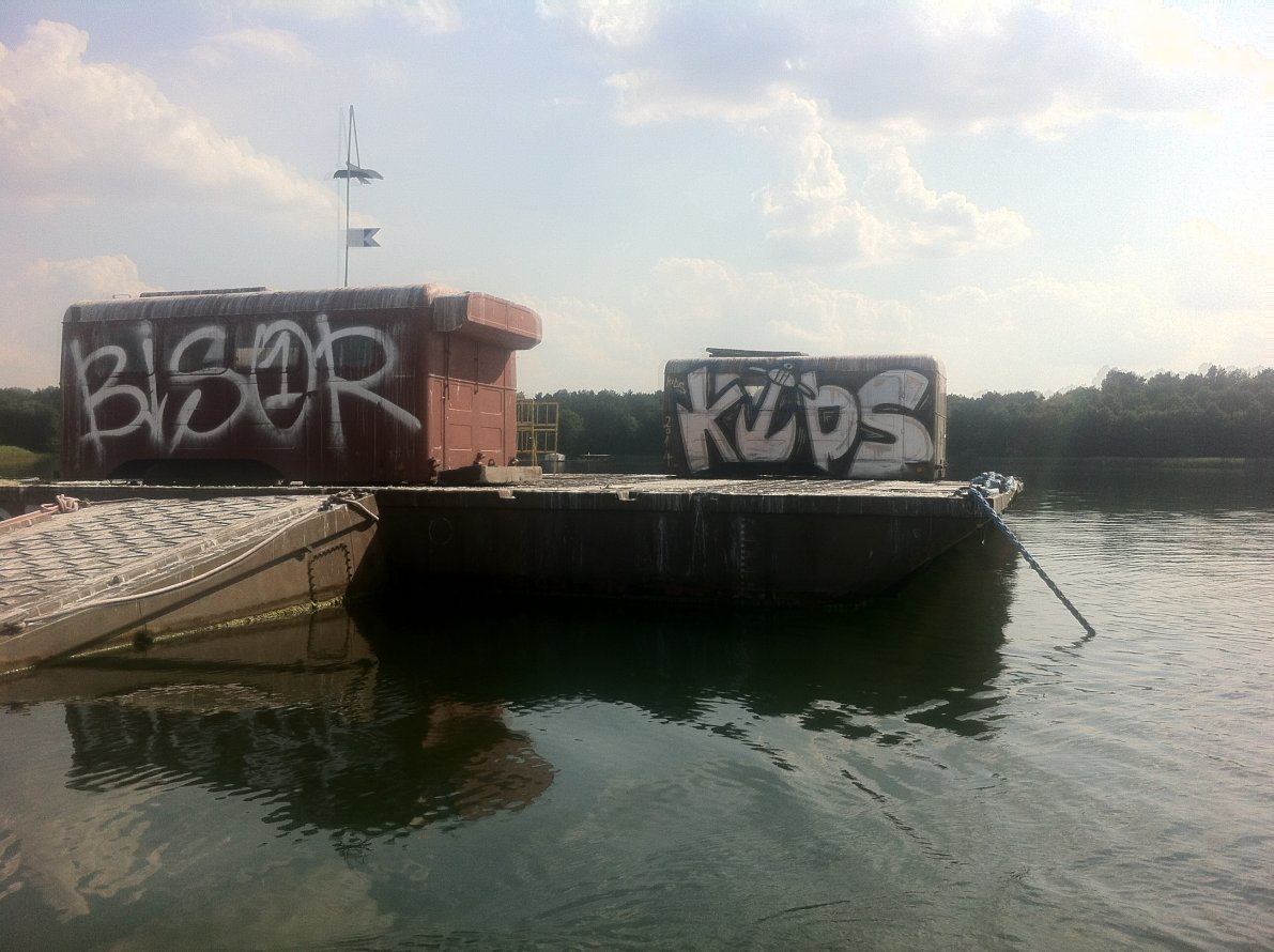 Graffiti Bombing - Photo by jakuza - alkopoligamia