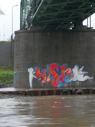 Graffiti Bombing - Photo by jakuza - kidsbe