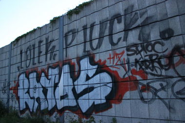 Graffiti Wall - Photo by jebote1 - ulm, rayos, lolek