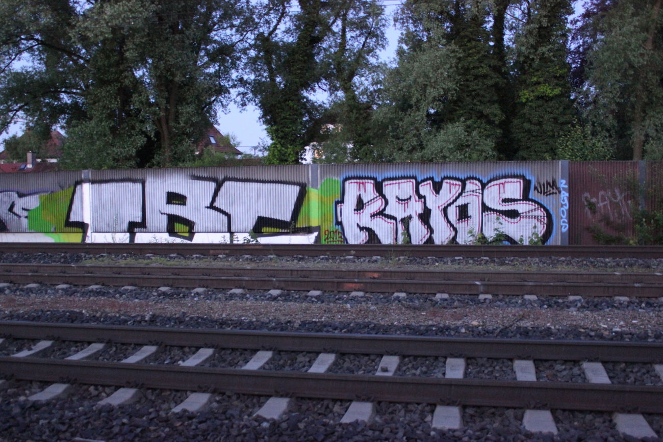 Graffiti Bombing - Photo by jebote1 - ulm, rayos, tbc