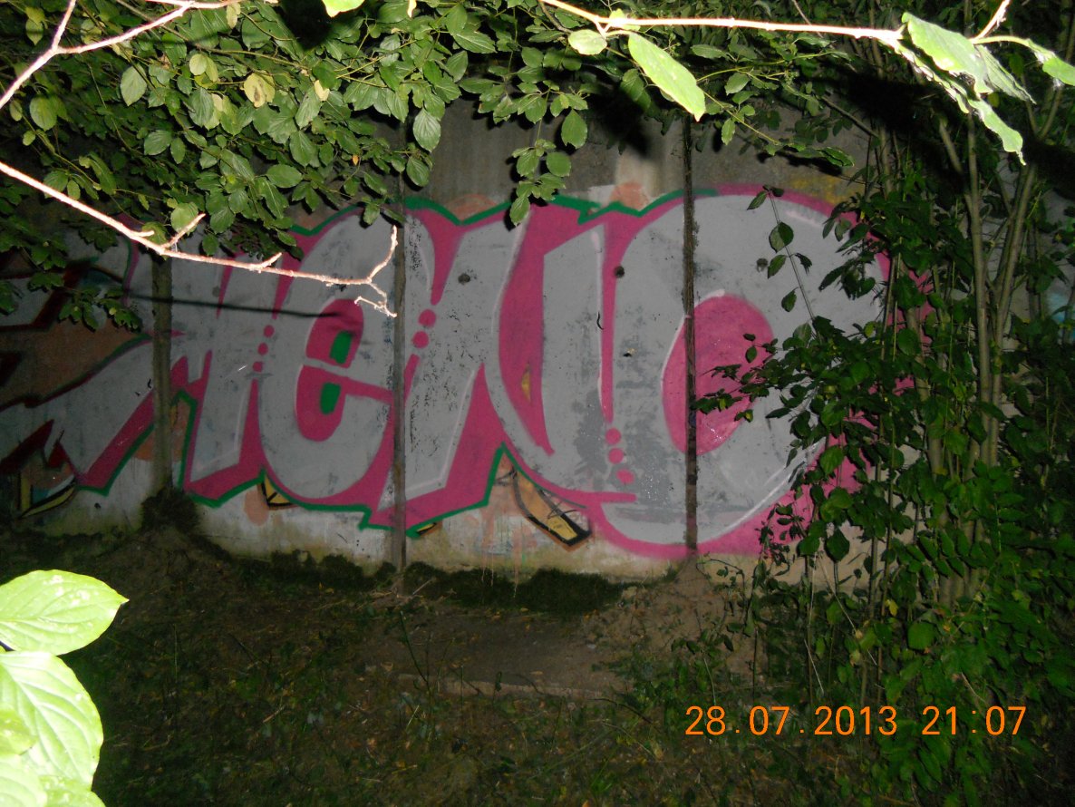 Graffiti Bombing - Photo by jozo - meno (2013)