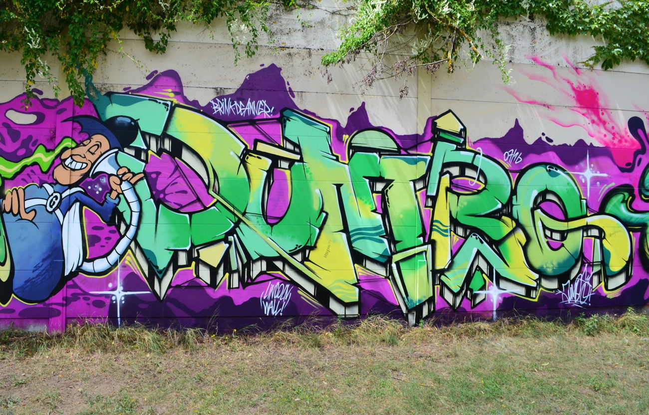 Graffiti Wall - Photo by jumbos - JUMBO