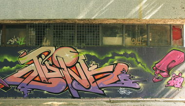 Graffiti Wall in Belgrade - Photo by junk - summer.kblo, tshi., 45. (2012)