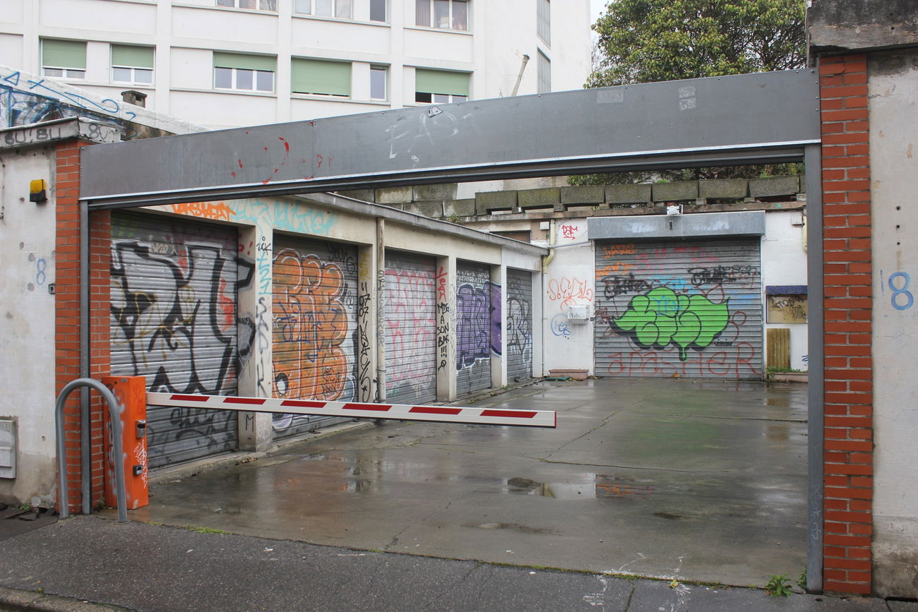 Graffiti Bombing - Photo by karmasutra - tilt