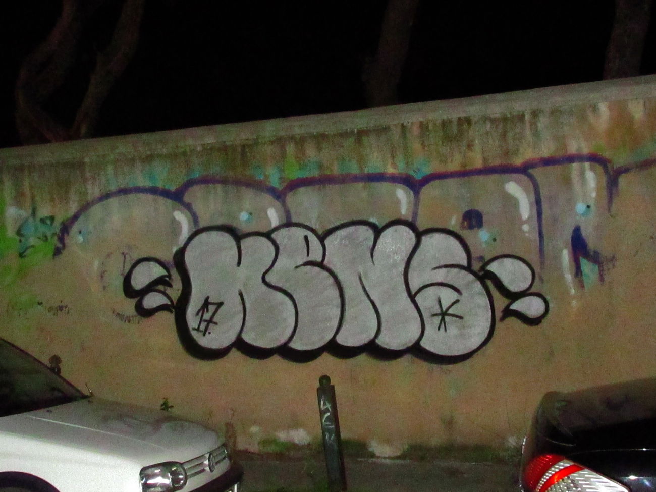 Graffiti Bombing in Athens - Photo by kens - throwie, kens, athens (2017)