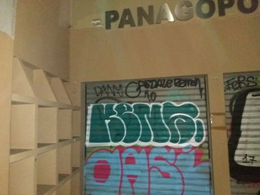 Graffiti Bombing in Athens - Photo by kens - kens, athens, graffiti (2017)