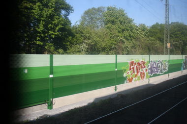 Graffiti Bombing - Photo by kermit - sorte, enil1