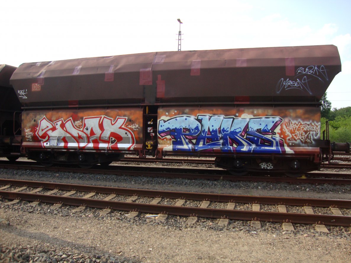 Graffiti Train - Photo by kieltaggsatnight - HOAX, GND, PAKS (2011)