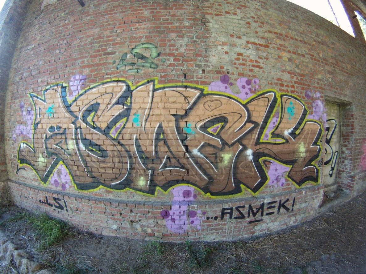 Graffiti Wall - Photo by kieltaggsatnight - ASMEK, LS (2013)