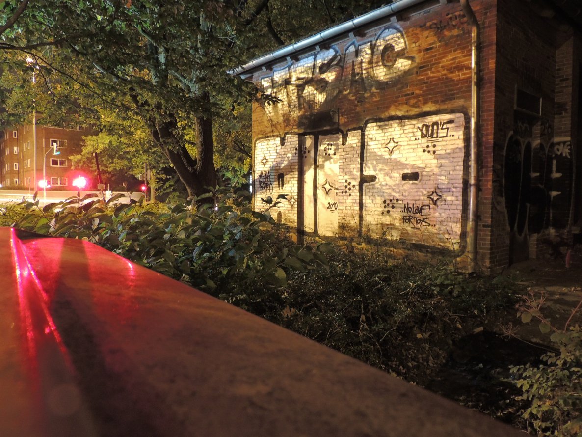 Graffiti Bombing - Photo by kieltaggsatnight - QVD, MFS, SMC (2010)