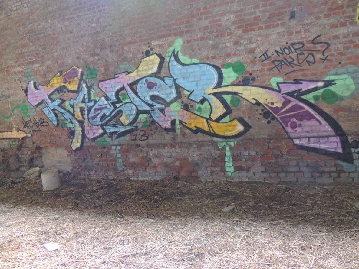 Graffiti Wall - Photo by kieltaggsatnight - Faster, KSB, KFC (2013)